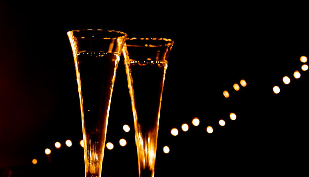 登海尔德，荷兰。2022年12月。两杯香槟，黑色背景，散景。高质量照片图片下载