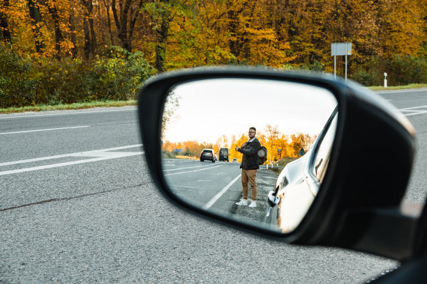 那人把车停在路边让一个搭车的人图片下载