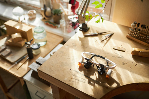 珠宝商工作站上的放大镜图片下载