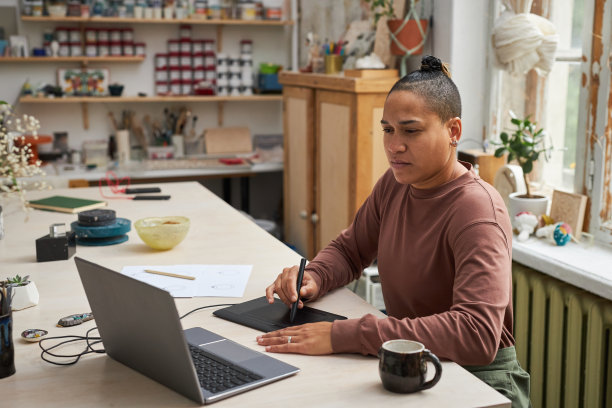 有创意的黑人妇女使用钢笔平板电脑图片下载