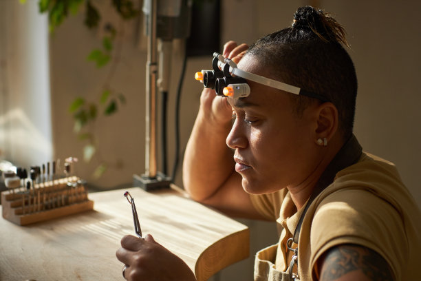 手持手工戒指的珠宝商图片下载