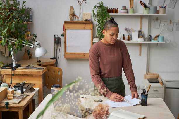 在创意工作室工作的女艺术家图片下载