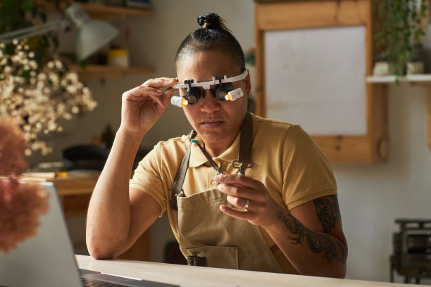 女珠宝商戴着放大镜图片下载