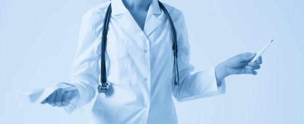 高兴的高兴的医生戴着口罩看着测量上的医疗温度计在白色背景与复制空间图片下载