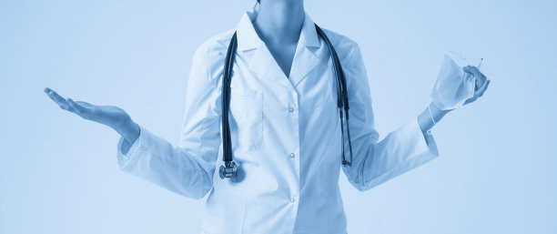 高兴的高兴的医生戴着口罩看着测量上的医疗温度计在白色背景与复制空间图片下载