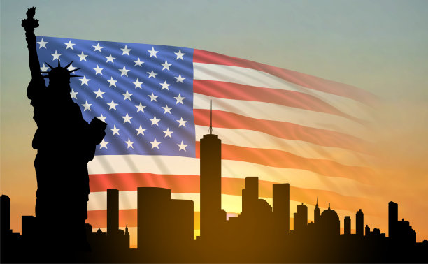 自由女神像的剪影与纽约市的天际线图片下载