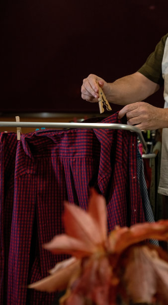 男人在家里挂衣服。认不出来。图片下载