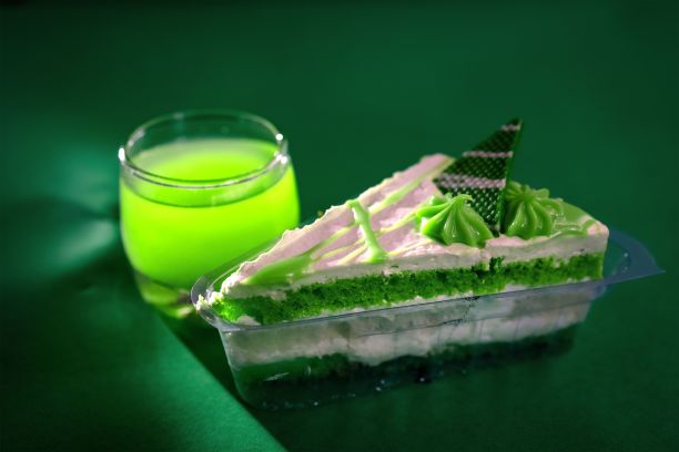 一大杯芒果饮料配一块芒果蛋糕图片下载