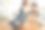 父亲和女儿在新公寓里玩得很开心图片下载