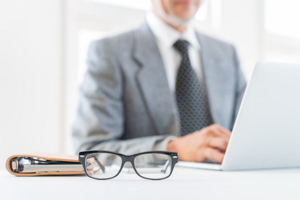 老年商人用笔记本电脑，双手图片下载