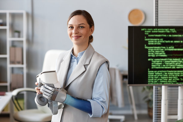 研究人员手持VR眼镜图片下载