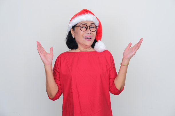 亚洲老年妇女戴着圣诞帽以示幸福图片下载