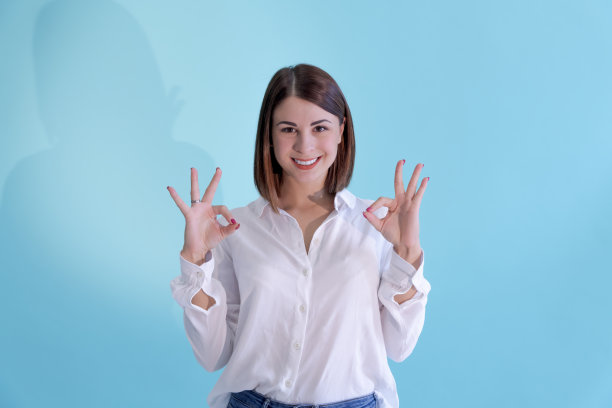 女子示意OK图片下载