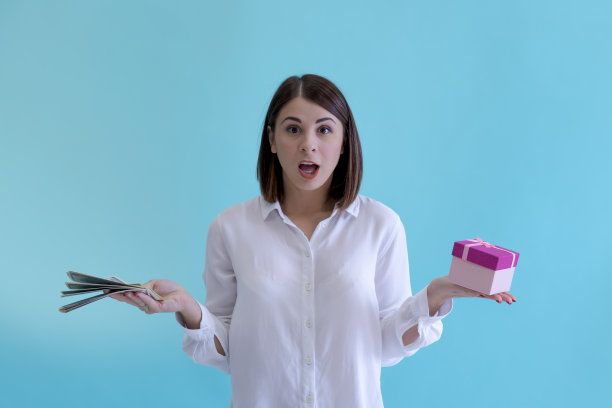 女人拿着礼物和钱图片下载