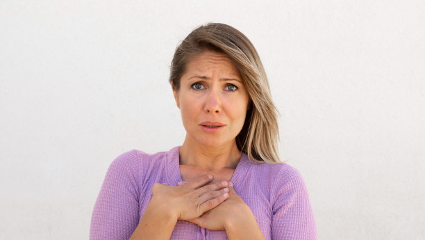 忧心忡忡的白人妇女把手按在胸前图片下载