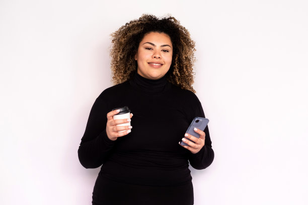 办公室职员，手里拿着智能手机和杯子图片下载