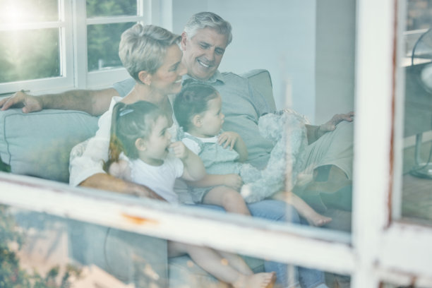 窗户，沙发和祖父母和孩子看电视，放松在家里客厅和流媒体订阅电视电影。幸福的亲情，美好的时光，老人与孙辈的情谊图片下载