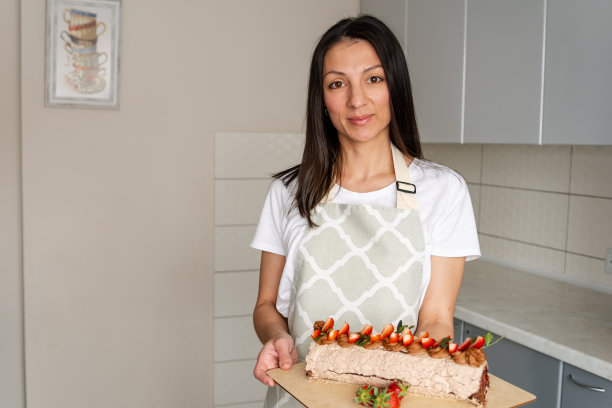 小厨师在厨房做蛋糕。糕点师图片下载