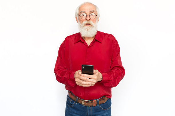 专注的高级男子学习使用智能手机图片下载
