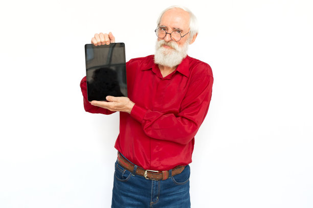 开朗的老人演示平板电脑屏幕图片下载