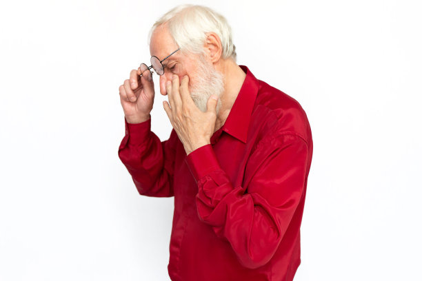 疲惫的老人抚摸着眼睛图片下载