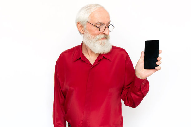 高兴的高级男子显示手机屏幕图片下载