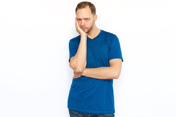 悲伤的男人用他的头看着相机图片下载