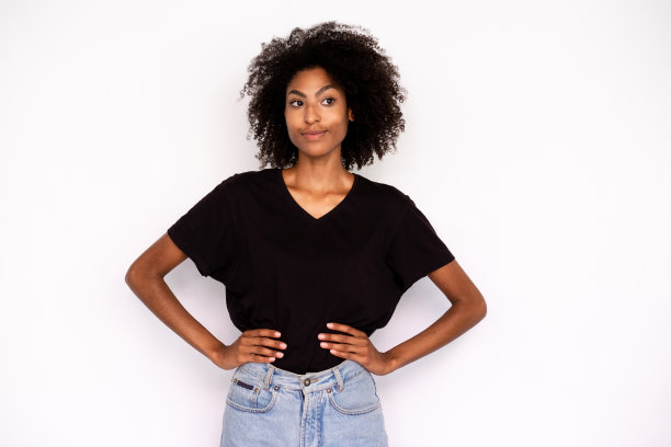 自信的年轻女子的肖像看向别处图片下载