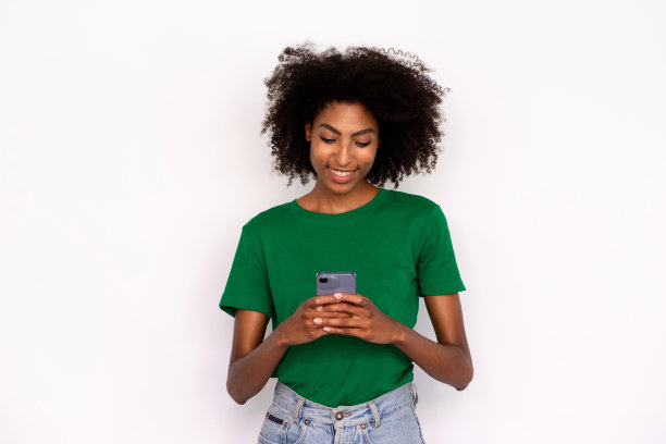 快乐的年轻女子发短信或阅读信息的肖像图片下载