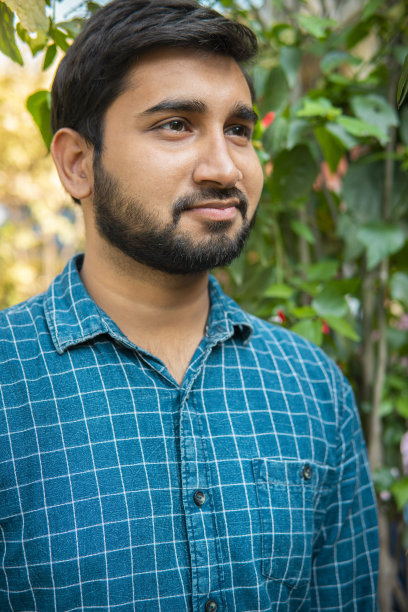 年轻男子在户外自然思考的肖像。图片下载