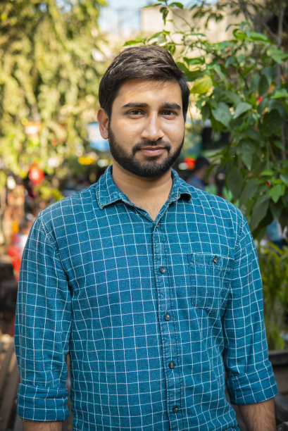 户外一个年轻人的肖像看着相机。图片下载