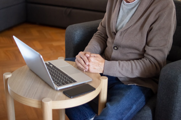 老人在笔记本电脑上观看网络研讨会图片下载