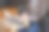老人在笔记本电脑上观看网络研讨会图片下载