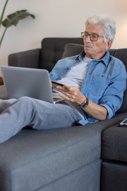 严肃的老人在网上支付图片下载