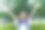 十几岁的女孩带着背包和耳机在公园回到学校的概念图片下载