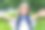白人女孩十几岁的学生使用智能手机彩虹案件在城市公园的户外自拍图片下载
