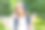 白人女孩十几岁的学生听音乐立体声喜欢的歌曲在城市公园户外耳机图片下载