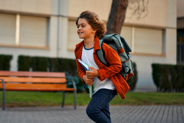 街上的学生图片下载