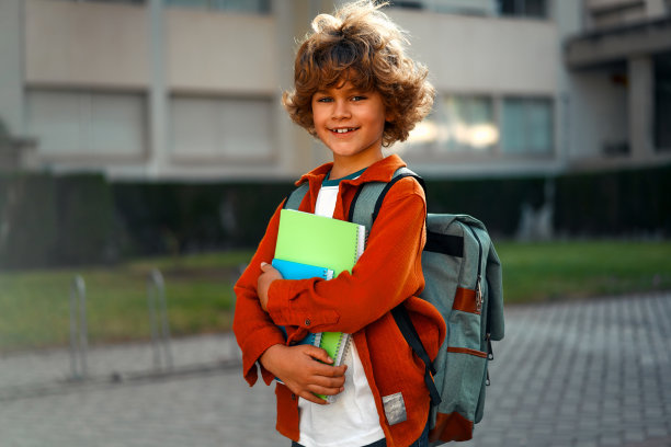 街上的学生图片下载