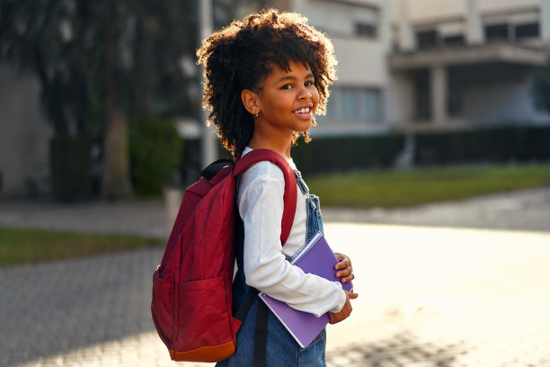 街上的学生图片下载