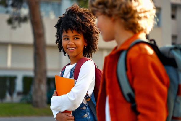 街上的学生图片下载