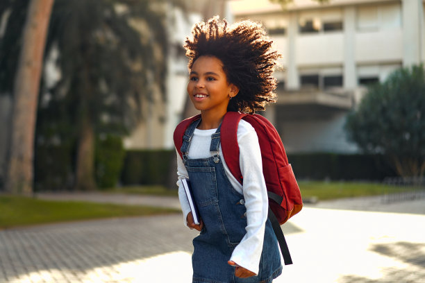 街上的学生图片下载