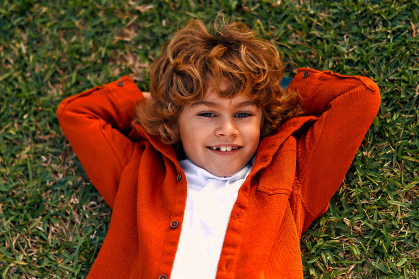 街上的学生图片下载