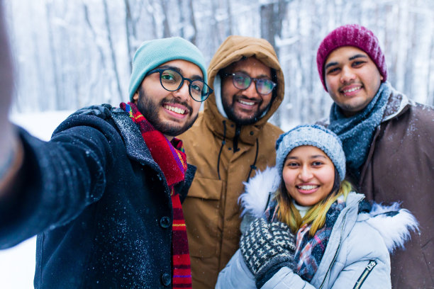 新年假期，四个人在户外自拍图片下载