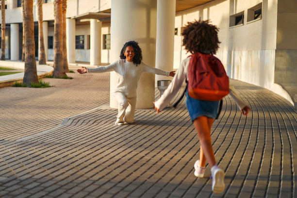 街上的学生图片下载
