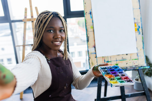 巴西女子与脏辫在艺术工作室白衬衫图片下载