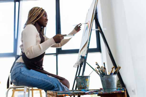 年轻的非洲学生鼻中隔穿孔在艺术工作室图片下载