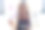 一名拉丁裔西班牙妇女在工作间用油彩在画布上作画图片下载