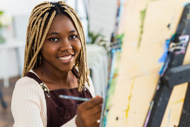 年轻的非洲学生鼻中隔穿孔在艺术工作室图片下载