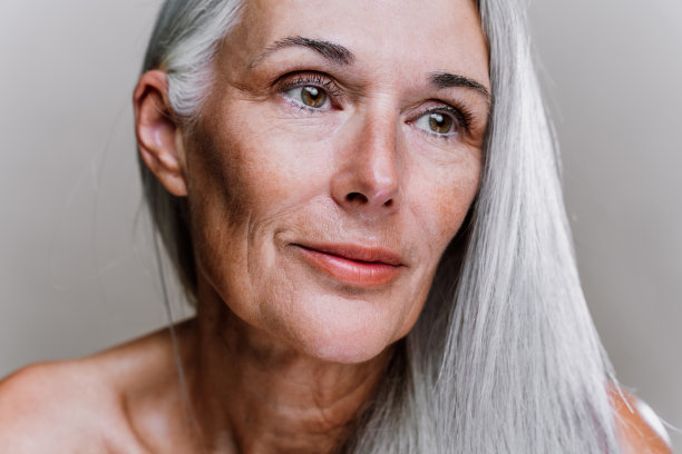 美丽的高级女子在一个美丽的照片会议上摆姿势。图片下载